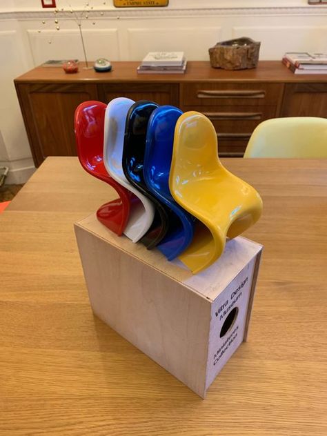 Series of 5 miniature Panton chairs Vitra Museum. In perfect condition In their original box. Vitra Museum, Verner Panton Chair, Vitra Design Museum, Panton Chair, Vitra Design, Verner Panton, Design Museum, Vintage Industrial, Online Auctions