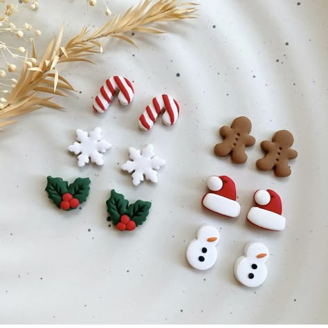 Clay Magnet Ideas Christmas, Mini Christmas Clay Ideas, Model Magic Christmas Crafts, Clay Cristhmas Ideas, Fimo Clay Christmas Ornaments, Mini Clay Ideas Christmas, Clay Christmas Charms, Diy Clay Christmas Earrings, Holiday Clay Ideas