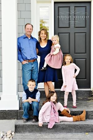 family pic Family Portrait Outfits, Family Photo Colors, Family Picture Poses, Photography Poses Family, Family Photo Pose, Family Inspiration, Photographs Ideas, Fall Family Photos, Family Picture