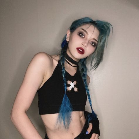 Arcane Jinx Outfits, Jinx Cosplay Makeup, Jinx Makeup Arcane, Jinx Halloween Costume, Arcane Hairstyles, Jinx Arcane Makeup, Jinx Arcane Costume, Arcane Jinx Cosplay, Jinx Arcane Outfit