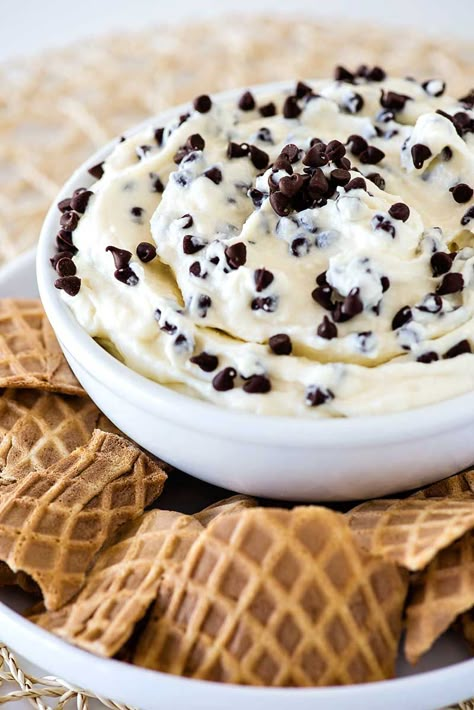 Cannoli Dip! An easy cannoli dip (that doesn't taste like cream cheese!) mixed with delicious mini chocolate chips and served with broken waffle cones for dipping. | HomemadeHooplah.com Easy Cannoli Dip, Easy Cannoli, Chocolate Chip Cookie Dough Dip, Cannoli Dip, Chips Dip, Cookie Dough Dip, Cheesecake Dip, Sweet Dips, Dessert Dips