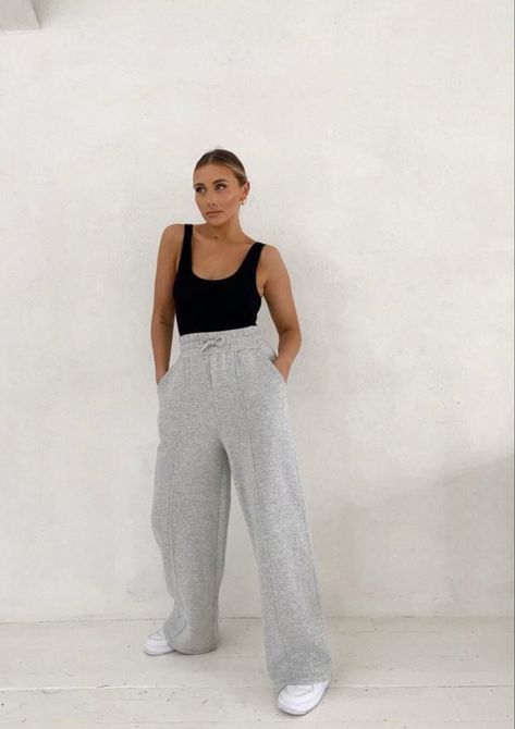 Grey Sweatpants Outfit Women, Sweatpants Outfit Women, Styling Sweatpants, Lounge Pants Outfit, Wide Leg Sweatpants Outfit, Jogger Outfit Casual, Jogger Pants Outfit Women, Straight Leg Sweatpants Outfit, Gray Sweatpants Outfit