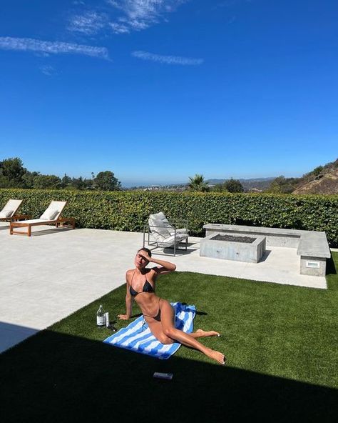 Luxury Poolside Aesthetic, Lounging By Pool Aesthetic, Lux Lisbon And Trip, Aesthetic Tan, Palm Springs Aesthetic, Seaside Pictures, Summer Instagram Pictures, Girl Vacation, Beach Selfie