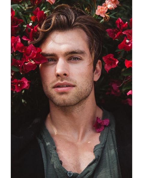 Flower child @piersonfode Pierson Fode, Adam Kay, Mode Poses, Men's Portrait Photography, April Showers Bring May Flowers, Male Models Poses, Photography Men, Portrait Photography Men, Male Portraits