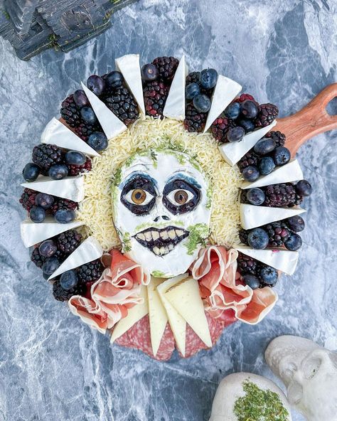 🦠BRIE-ETLEJUICE ���🦠is by far the creepiest thing I’ve ever made… 👻 🧟‍♂️💀🕸️ SWIPE ➡️➡️➡️if you want to see what I used to create this/if you… | Instagram Juice Party, Halloween Juice, Halloween Party Appetizers, Halloween Breakfast, Cheap Halloween Decorations, Halloween Movie Night, Beetlejuice Halloween, Halloween Food Treats, Mexican Party Theme