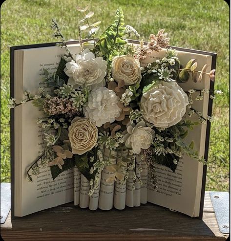 Book Wedding Bouquet, Wedding Decor With Books, Book Vase Diy, Bouquet Display Ideas, Storybook Wedding Theme, Book Flower Arrangement, Book Centerpiece Ideas, Book Wedding Ideas, Vintage Book Centerpiece