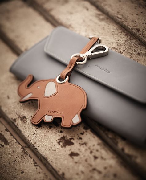 Cute accessories, wallet and key-ring #wallet #keyring #blu #elephant #malo #accessories Ladies Wallet, Kids' Bag, Leather Luggage Tags, Favorite Handbags, Cadeau Diy, Leather Keyring, Leather Art, Bag Charms, Leather Luggage