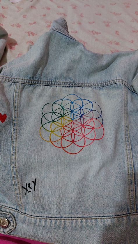 Coldplay Concert Outfit, Coldplay T Shirt, Consert Outfits, Coldplay Concert, Diy Denim Jacket, Painted Jacket, Diy Jacket, Cute Paintings, Concert Looks