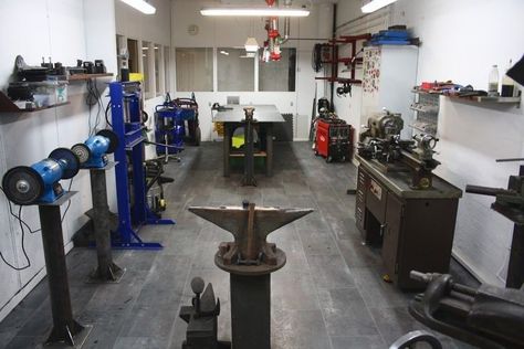 Motorcycle Bedroom, Officine In Garage, Motorcycle Workshop, Workshop Layout, Welding Shop, Cool Garages, Motorcycle Garage, Garage Interior, Workshop Organization