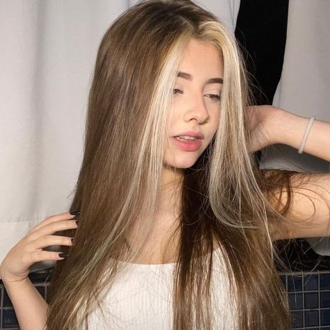 Hair Color Underneath, Hair Color Streaks, Hair Streaks, Dyed Hair Inspiration, Hairstyles For Layered Hair, Brown Hair With Blonde Highlights, Brown Blonde Hair, Haircuts For Long Hair, Hair Color Balayage