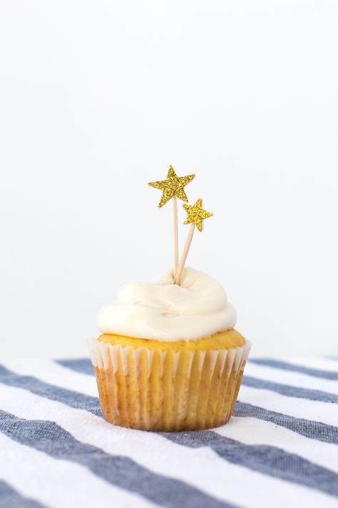 1 Minute DIY Star Cupcake Toppers Easy Mini Cake, Patriotic Cupcake, Cupcake Fondant, Patriotic Cupcakes, Vintage Cupcake, Star Cupcakes, Unique Cupcakes, Fondant Cupcake Toppers, Holiday Cupcakes