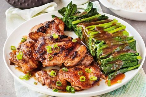 Chinese broccoli with oyster sauce and marinated chicken Nagi Maehashi, Broccoli With Oyster Sauce, Cha Recipe, Chinese Broccoli, Yum Cha, Lean Cuisine, Arroz Frito, Vegetable Dish, Drink Tea