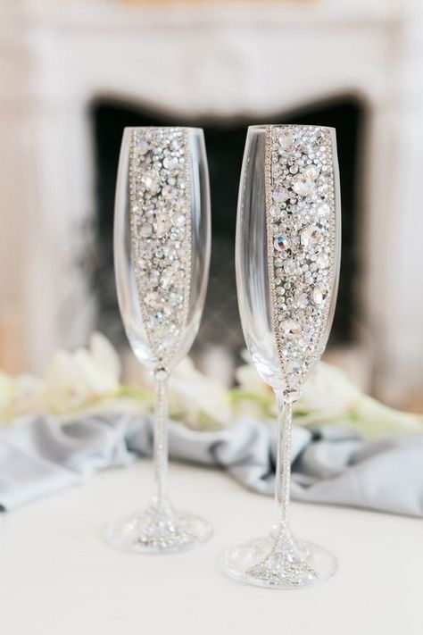 Wedding Champagne Flutes Diy, Wedding Glasses Diy, Silver Wedding Decorations, Wine Glass Decor, Wedding Toasting Glasses, Bride And Groom Glasses, Toasting Flutes Wedding, Wedding Wine Glasses, Diy Wine Glasses