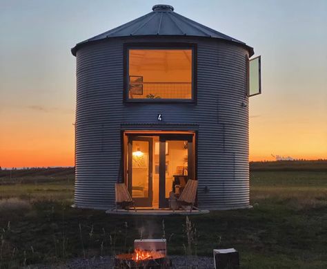 Grain Bin Cabin Interior, Grain Silo Cabin, Silo Air Bnb, Grain Bin House Interior Floor Plans, Grain Bin Tiny House, Grain Bin Man Cave, Grain Silo Tiny House, Grain Bin Bathroom, Silo Garage