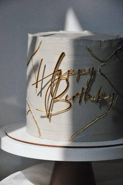 Cake For 20th Birthday, 28th Birthday Cake, Birth Cakes, Golden Birthday Cakes, Birthday Cake Decor, Kids Birthday Cake, Modern Birthday Cakes, 18th Cake, Gold Birthday Cake