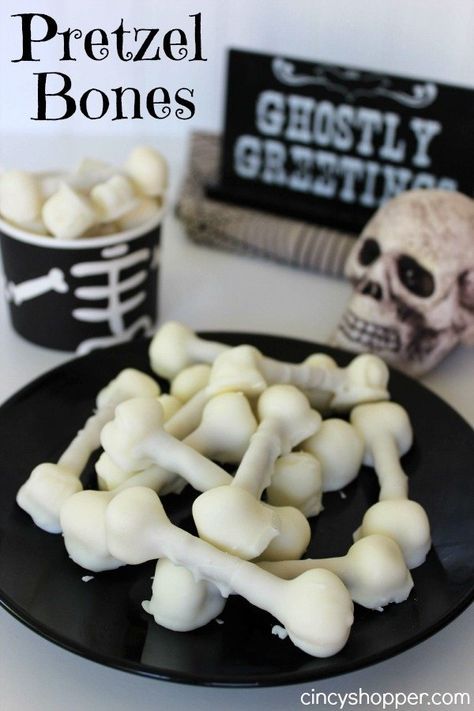 Pretzel Bones, Biscuits Halloween, Halloween Pretzels, Halloween Treats To Make, Creepy Halloween Food, Fun Halloween Treats, Spooky Halloween Treats, Halloween Treats For Kids, Halloween Chocolate