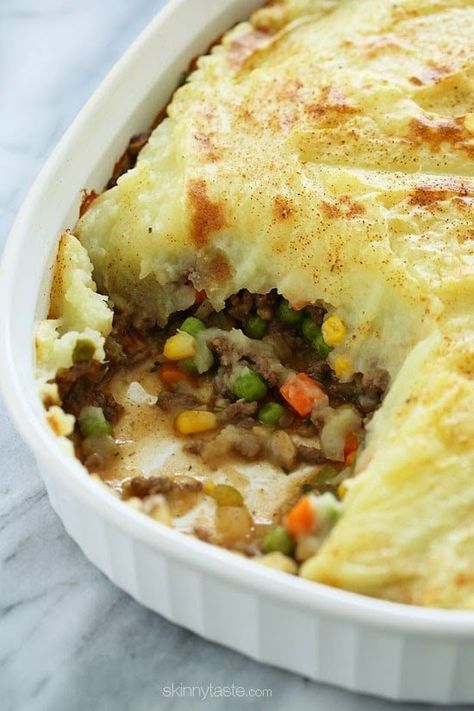 This lightened up Shepherd's Pie recipe, filled with lean ground beef, veggies, and topped with yukon gold mashed potatoes would be perfect for all you meat and potato lovers out there! Aip Cauliflower Recipes, Aip Dinners, Aip Dinner, Keto Entrees, Aip Meals, Rv Cooking, Easy Shepherds Pie, Unbound Wellness, Paleo Dinners