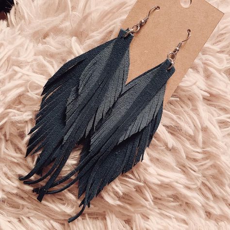 Leather Feather Earrings, Diy Leather Earrings, Earrings Feather, Leather Jewelry Diy, Leather Jewellery, Earrings Inspiration, Leather Projects, Bohemian Earrings, Everyday Earrings