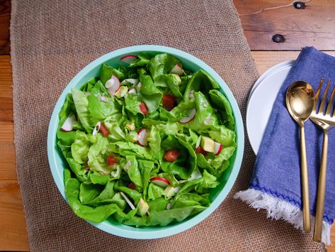 Simple Green Salad with a Classic Vinaigrette Mom Brunch, Power Salad, Vinaigrette Salad, Martina Mcbride, Green Salad Recipes, Simple Vinaigrette, Vinaigrette Recipe, Simple Green Salad, Tomato Pesto