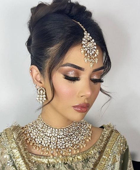 Valima Bridal Hairstyle, Wedding Makeup For Brown Eyes Indian, Makeup Look For Wedding Guest Indian, Bridal Hairstyles For Indian Wedding, Indian Wedding Hair And Makeup, Indian Updo Hairstyles With Tikka, Indian Hair Updo, Nikkah Bridal Hairstyles, Desi Wedding Guest Hairstyles