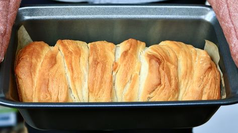 Make a Pull-apart Loaf With Canned Biscuit Dough | Lifehacker Bread For Thanksgiving, Recipe Using Canned Biscuits, Biscuit Recipes Dinner, Biscuit Dough Recipes, Pull Apart Loaf, Canned Biscuit, Pillsbury Biscuits, Dough Starter, Biscuit Bread