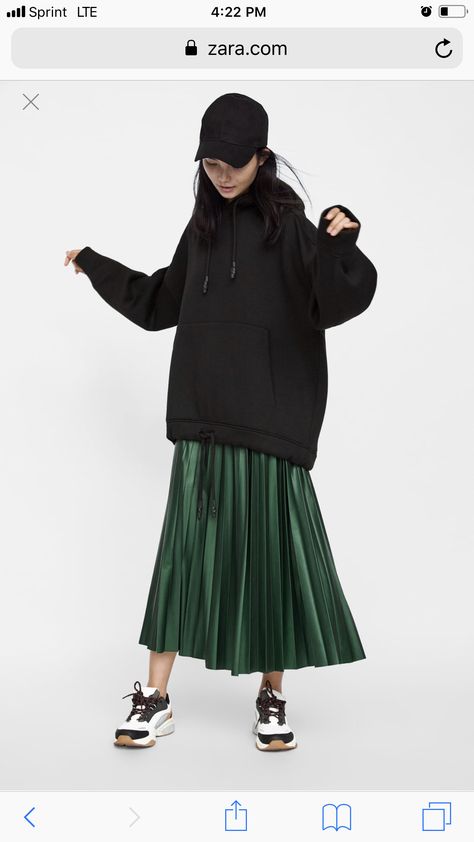 Green Pleated Skirt, Pleated Skirt Outfit, Leather Pleated Skirt, Modest Clothing, Street Style Winter, Zara Woman, 가을 패션, Looks Style, Outfits Casuales