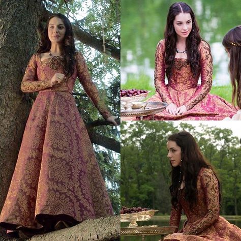 🌻🌲🌙🍄 pinterest // @ohspringtime🌵 Reign Outfits, Reign Season 1, Marie Stuart, Reign Fashion, Reign Dresses, Mary Dress, Medieval Clothes, Century Dress, Mary Stuart