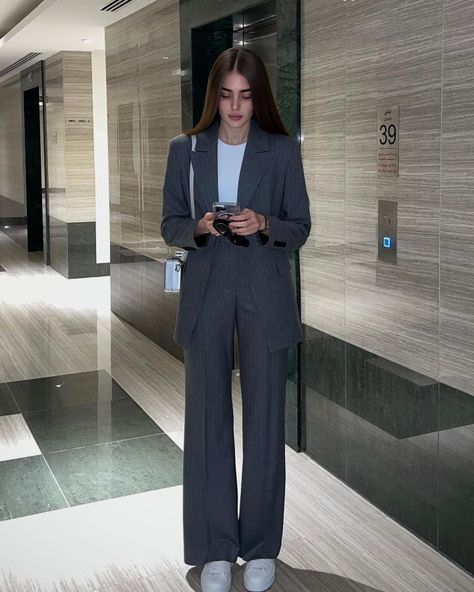 Casual Pantsuits For Women, Formal Business Woman Outfit, Speech And Debate Outfit, Elegant School Outfits, Classy Outfits For School, Womens Navy Suit, Sixth Form Outfits, Semi Formal Outfits, Professional Outfits Women