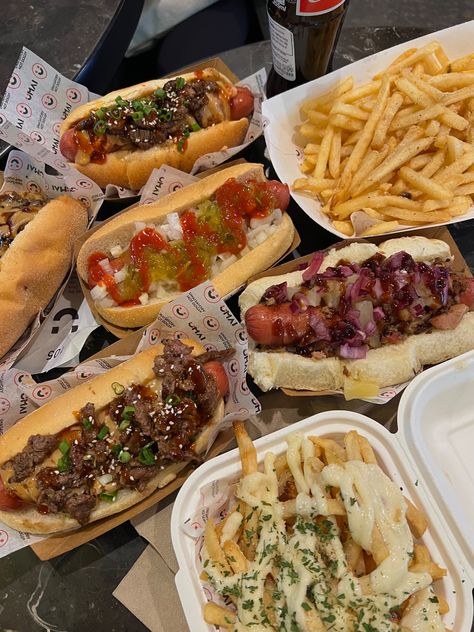 American Hot Dog, Loaded Hot Dogs, Hot Dog Aesthetic, Street Food Hot Dogs, Fancy Hot Dog Toppings, American Fast Food Restaurant Aesthetic, New York Hot Dog Aesthetic, American Hot Dogs, Hot Dog Hot Dog Hot Diggity Dog