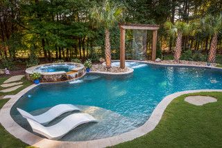 Classic backyard custom-shaped hot tub design in Charlotte Pool With Swim Up Bar Backyards, Scabos Travertine, Classic Backyard, Tile Pool, Tub Design, Dream Backyard Pool, Pools Backyard Inground, Pool Finishes, Patio Pool