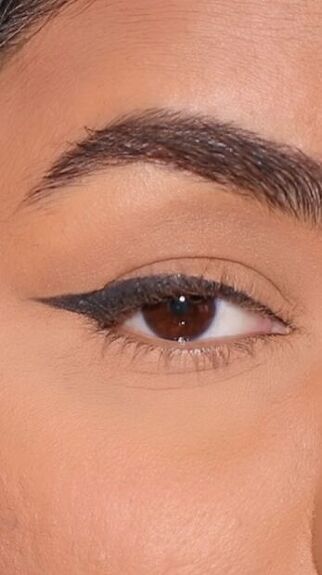 This guide shares an easy wing eyeliner hack. Learn how to do winged eyeliner in this quick and easy post. Easy Wing Eyeliner, Easiest Winged Eyeliner, Easy Liner Winged Eye, Downward Eyeliner Wing, Batwing Eyeliner, Upward Wing Eyeliner, Liquid Eyeliner Small Wing, How To Do Winged Eyeliner, Wing Eyeliner