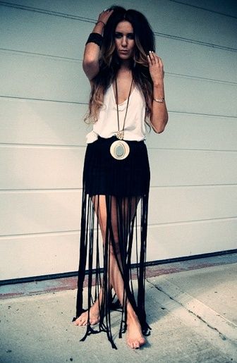 When the days become hotter and hotter, they call for something cool to rock the looks. It would be better for you to wear fringe skirts to spice up your looks. If you glam a fringe skirt, you will look sassy and pretty anytime. You don’t have a fringe skirt? Don’t worry. Today’s post is … Diy Fringe, Diy Skirts, Skirt Tutorial, Mia 3, Fringe Skirt, Grunge Goth, Moda Vintage, Diy Style, Moda Fashion