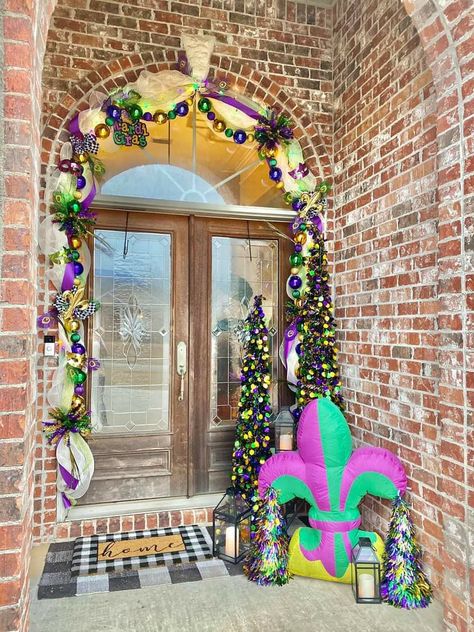 Mardi Gras Decorations House Outdoor, Mardi Gras Front Porch Decorations, Mardi Gras Porch Decor, Mardi Gras Backdrop, Mardi Gras Cocktails, Mardi Gras King Cake, Mardi Gra, Mardi Gras Outfits, Mardi Gras Decorations