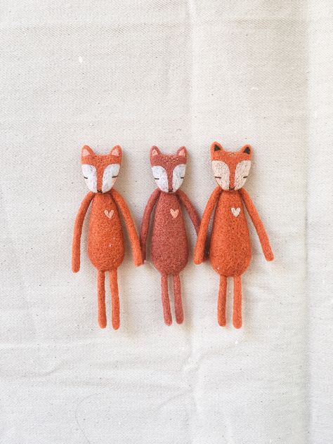 Foxes Cute, Wool Brooch, Needle Felted Birds, Felted Fox, Felt Toys Diy, Baba Marta, Needle Felted Fox, Felted Birds, Fox Brooch