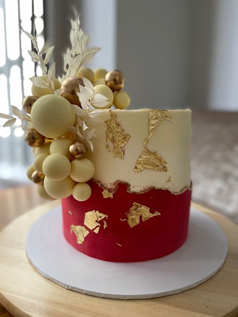 Red And Gold Cake Design, Red White And Gold Cake, First Anniversary Cake Ideas, Red And Gold Birthday Cake, Cake With Balls, Red And Gold Birthday Party, Gold Themed Cake, Red Gold Cake, Red And Gold Cake