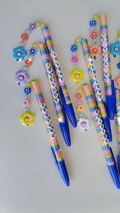 Purse Charms Diy, Diy Popsicle Stick Crafts, Diy Hair Accessories Ribbon, Diy Popsicle, Pen Craft, Decorated Wine Glasses, Diy Pencil, Pen Diy, Jewerly Beads