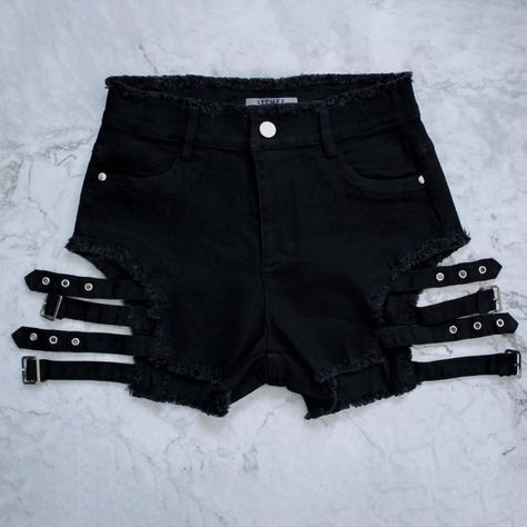 21fe5b8ba755eeaece7a450849876228desc45989068ri Shorts Design Ideas, Drunk Text, Cool Shorts, Fest Outfits, Leg Straps, Wardrobe Tips, Outfits Chic, Nice Style, Alternative Outfits