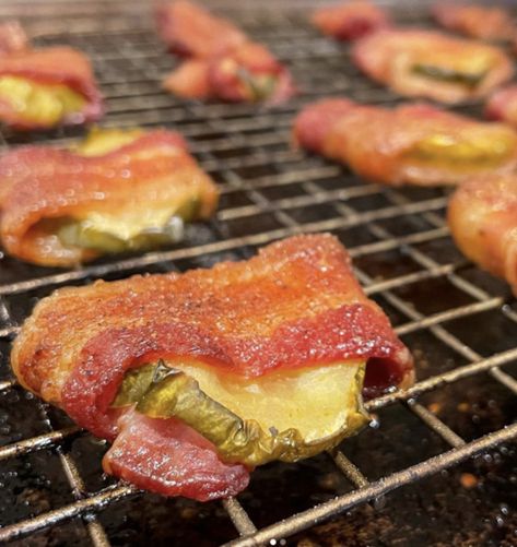 Bacon Wrapped Pickles, Bacon Wrapped Recipes, Wrapped Pickles, Bbq Appetizers, Lo Carb Recipes, Bacon On The Grill, Smoked Cooking, Snacks To Make, Catering Food