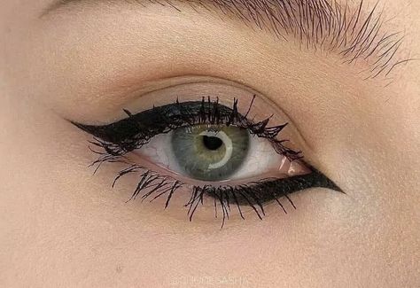 Witchy Makeup, Blonde Ideas, Color Streaks, Eye Makeup Steps, Dope Makeup, Edgy Makeup, Makeup Eye Looks, Dark Makeup, Liquid Liner