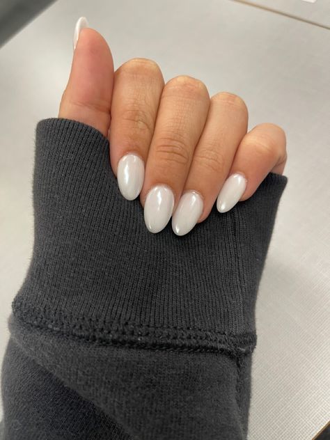 Nails Acrylic White Chrome, Almond White Pearl Nails, White Chrome Acrylic Nails Almond, Oval French Tips Nails, Pearl White Oval Nails, White Chrome Almond Nails Short, Off White Round Nails, Short Chrome White Nails, White Nails With Pearl Chrome