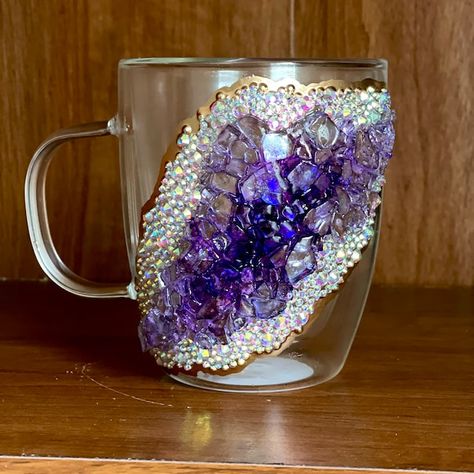 Geode Wine Glasses, Resin Coffee Cups, Resin Mugs, Coffee Mug Art, Seni Resin, Girl Apartment Decor, Crystal Room, Resin Geode, Pretty Coffee