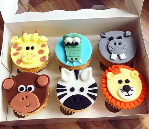 Cupcake Jungle Theme, Safari Animal Cupcakes, Jungle Theme Cupcakes, Zoo Animal Cupcakes, Cakes Without Fondant, Jungle Cupcakes, Safari Cupcakes, Character Cupcakes, Theme Cupcakes