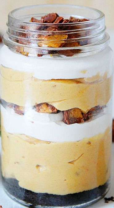 Peanut butter reese’s cheesecake (in a jar) Reese's Peanut Butter Cheesecake, Mason Jar Desserts Recipes, Desserts In Jars, Reeses Cheesecake, Desserts In A Jar, Cake Jars, Jar Desserts, Mason Jar Desserts, Mason Jar Recipes