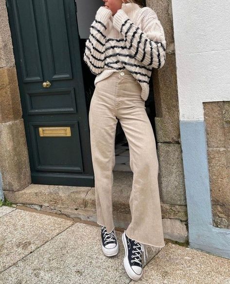 Beige Pants Outfit Winter, Beige Jeans Outfit, Wide Leg Jean Outfits, Beige Pants Outfit, Khaki Pants Outfit, Jean Beige, Flare Jeans Outfit, Wide Leg Jeans Outfit, Wide Leg Pants Outfit