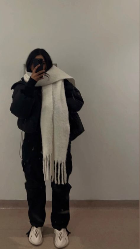 puffer jacket, black cargos, white big scarf, foam runners, yeezys, cozy, winter outfit Oversized Scarf Outfit, White Scarf Outfit, Big Scarf Outfit, Outfits With Scarf, Stylizacje Kylie Jenner, Scarf Outfit Fall, Outfit Nero, Scarf Aesthetic, Scarf Outfit Winter