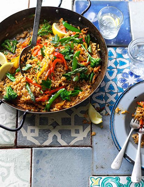 Veggie paella. This vegetarian version of a classic Spanish recipe takes just 30 minutes to cook! Veggie Paella, Paella Recept, Vegetarian Paella, Spanish Recipe, Meat Free Monday, Paella Recipe, Meat Free Recipes, Idee Pasto Sano, Meatless Meals