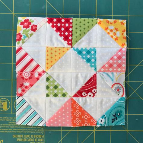 Scrappy Quilting, Colchas Quilting, Half Square Triangle Quilts Pattern, Quilt Modernen, Scrappy Quilt Patterns, Half Square Triangle Quilts, Quilt Care, Scrap Quilt Patterns, Bantal Sofa