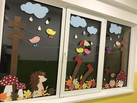 Fall Decor Ideas For Kindergarten, Kindergarten Fall Decorations, Window Decoration Ideas For Preschool, Autum Kindergarden Decor, Autumn Wall Decorations Kindergarten, Fall Daycare Window Ideas, Autumn Decoration Kindergarten, Fall Kindergarten Decorations, Fall Decorations Kindergarten