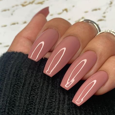 17 Stunning Solid Color Nail Ideas for Winter 2023-2024 - thepinkgoose.com Dusty Pink Nails, Metallic Nails Design, Pink Nail Colors, Mauve Nails, Solid Color Nails, Light Pink Nails, Nude Nail Designs, Nails Press, Ballerina Nails