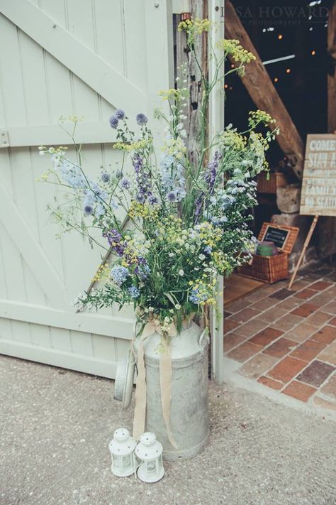 Country Flowers, Wedding Meadow Flowers, Wedding Flower Meadow, Wedding Ceremony Wildflowers, Meadow Arrangement Ceremony, Flower Meadow Wedding Ceremony, Summer Flower Arrangements, Deco Champetre, Barn Reception